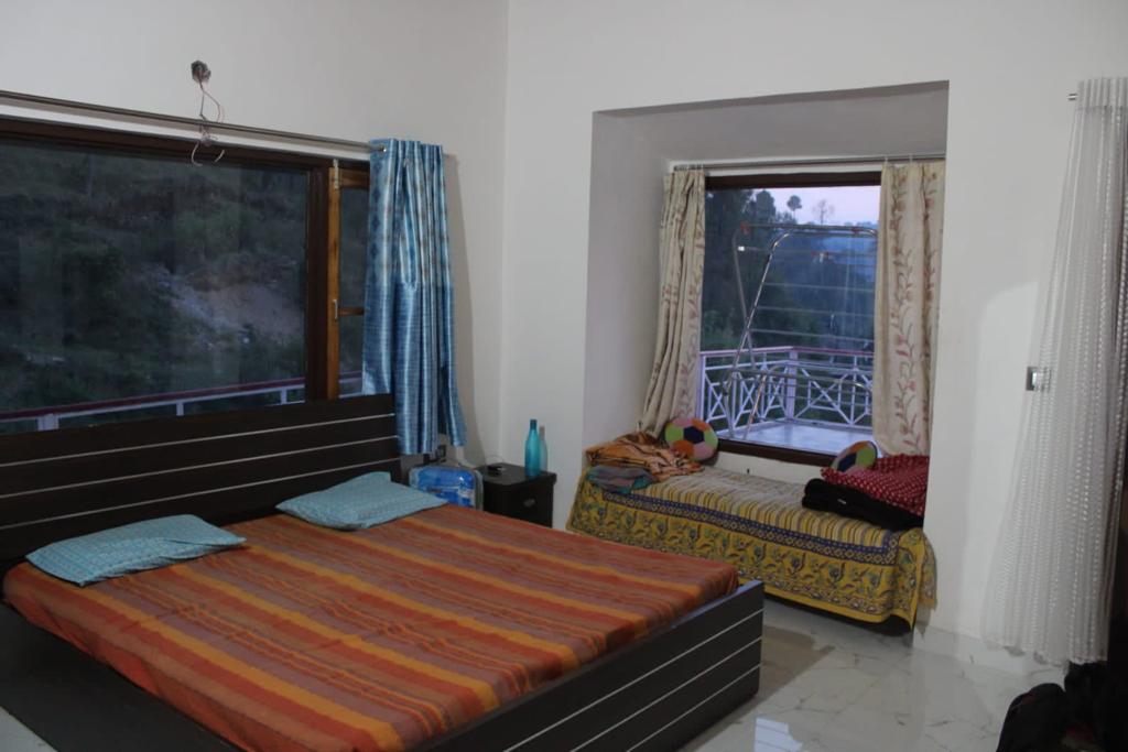 The Highlands Homestay in Ranikhet- room